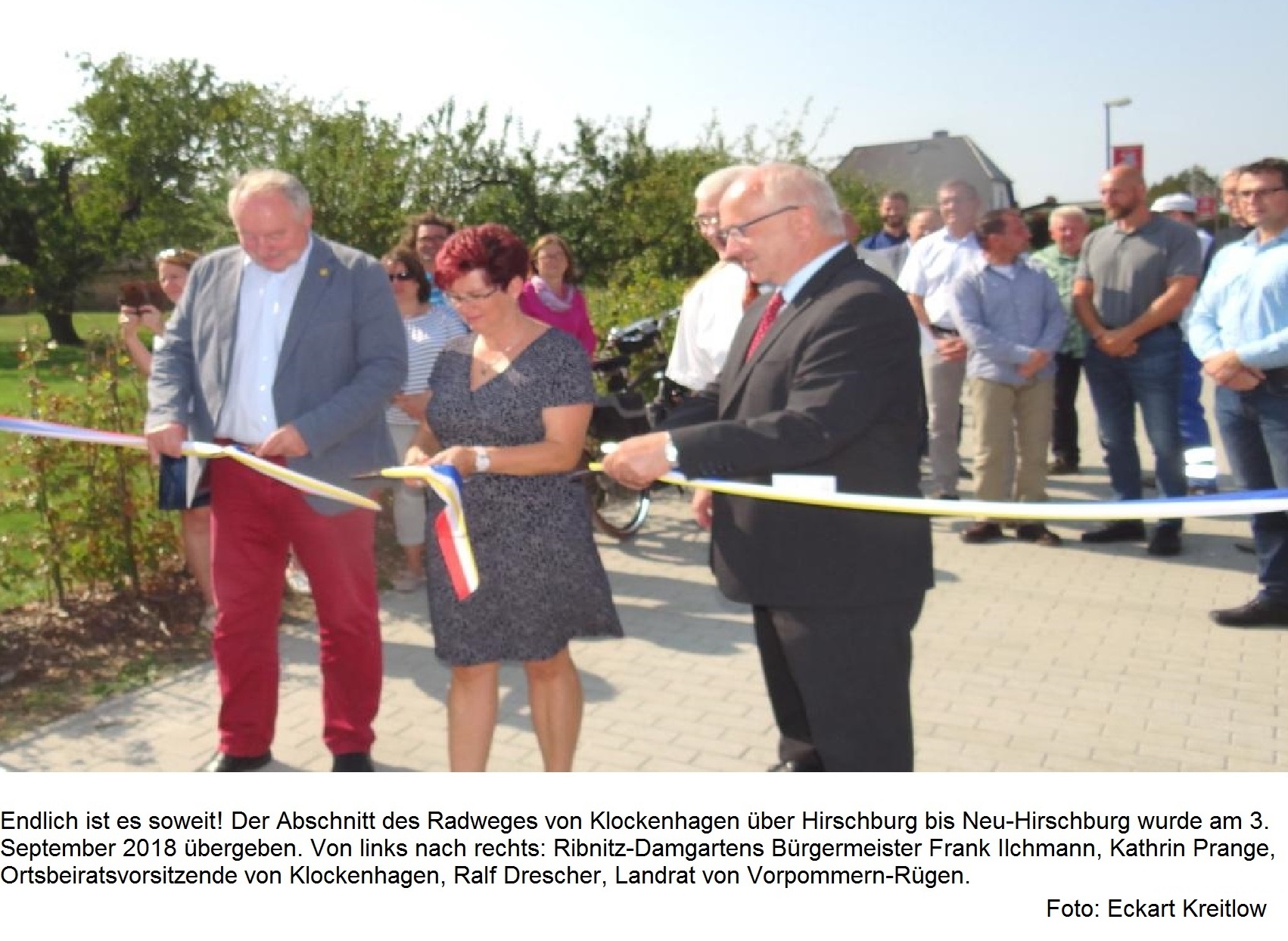 Endlich ist es soweit! Der Abschnitt des Radweges von Klockenhagen ber Hirschburg bis Neu-Hirschburg wurde am 3. September 2018 bergeben. Von links nach rechts: Ribnitz-Damgartens Brgermeister Frank Ilchmann, Kathrin Prange, Ortsbeiratsvorsitzende von Klockenhagen, Ralf Drescher, Landrat von Vorpommern-Rgen. Foto: Eckart Kreitlow