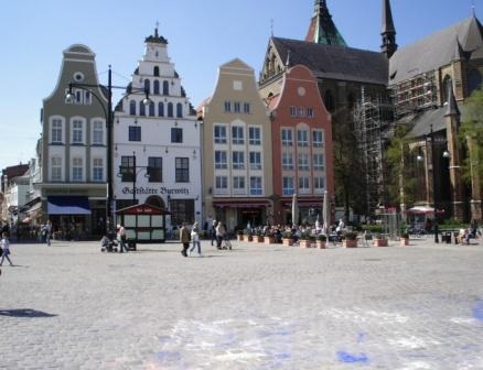 Blick auf den Neuen Markt der Hansestadt Rostock. Foto: Eckart Kreitlow