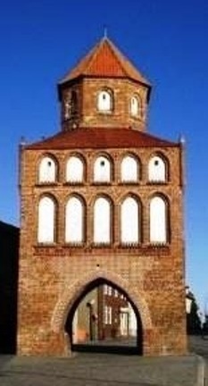 Das Rostocker Tor in Ribnitz-Damgarten ist ein historisches Bauwerk aus dem 13.Jahrhundert. Es war ursprnglich Teil einer mittelalterlichen slawischen Burganlage unter anderem mit einer Stadtmauer und  5 Trmen. Foto: Eckart Kreitlow