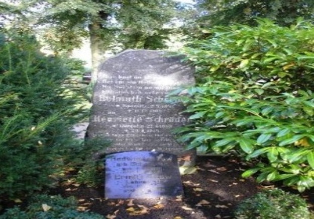 Auch das Grab des  Heimatdichters Helmuth Schröder befindet sich auf dem Ribnitzer Alten Friedhof
