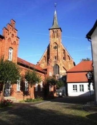Die Ribnitzer Klosterkirche mit dem Bernsteinmuseum rechts daneben!