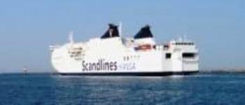 Die Fähre der Scandlines-Reederei verlässt den Hafen in Rostock-Warnemünde mit Kurs Gedser / Dänemark. Foto: Eckart Kreitlow