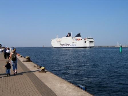 Eine Fähre der Scandlines Reederei verlässt Rostock mit Kurs Gedser / Dänemark. Foto: Eckart Kreitlow