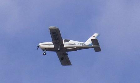 Ein Sportflugzeug im Luftraum über Ribnitz-Damgarten. Foto: Eckart Kreitlow