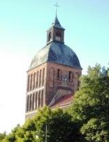 Blick auf den Westturm der Marienkirche unmittelbar am Ribnitz-Damgartener Marktplatz im Stadtteil Ribnitz der Bernsteinstadt. Erstmals wurde sie im Jahre 1233 urkundlich erwhnt. Die Kirche Sankt Marien ist ein sptromanischer Backsteinbau aus des 13. Jahrhundert mit baulichen Vernderungen im weiteren Verlauf der wechselvollen Geschichte der Stadt. Foto: Eckart Kreitlow