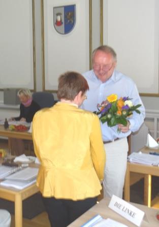 Brgermeister Frank Ilchmann gratuliert Genossin Heike Vlschow, DIE LINKE, zu ihrer Wahl zur zweiten stellvertretenden Stadtprsidentin von Ribnitz-Damgarten. Foto: Eckart Kreitlow