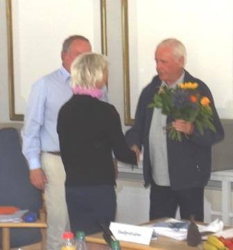 Horst Schacht, stellvertretender Fraktionsvorsitzender DIE LINKE der Stadtvertretung Ribnitz-Damgarten, gratuliert Kathrin Meyer (CDU) zu ihrer Wahl zur Stadtprsidentin. Foto: Eckart Kreitlow