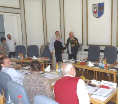 Horst Schacht, stellvertretender Fraktionsvorsitzender DIE LINKE der Stadtvertretung Ribnitz-Damgarten, gratuliert Kathrin Meyer (CDU) zu ihrer Wahl zur Stadtprsidentin. Foto: Eckart Kreitlow
