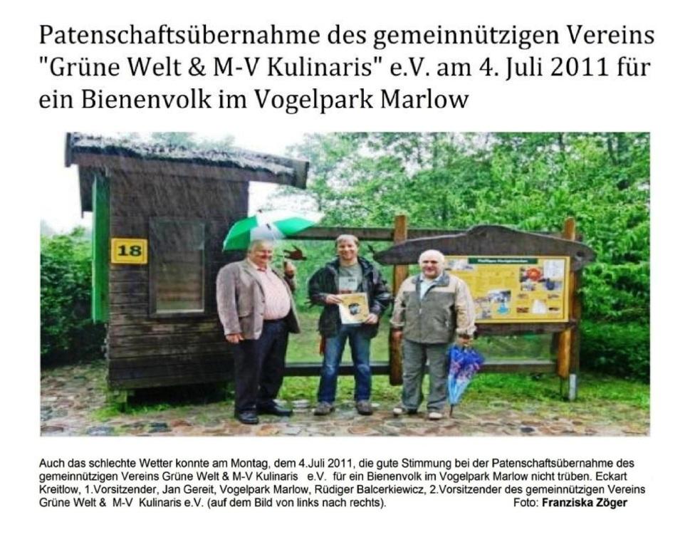 Der ehemalige gemeinntzige Verein 'Grne Welt & M-V Kulinaris' e.V. und heutige gemeinntzige Heimat- und Bildungsverein Ribnitz-Damgarten e.V. bernimmt am 4. Juli 2011 im Vogelpark Marlow eine Bienenpatenschaft. 